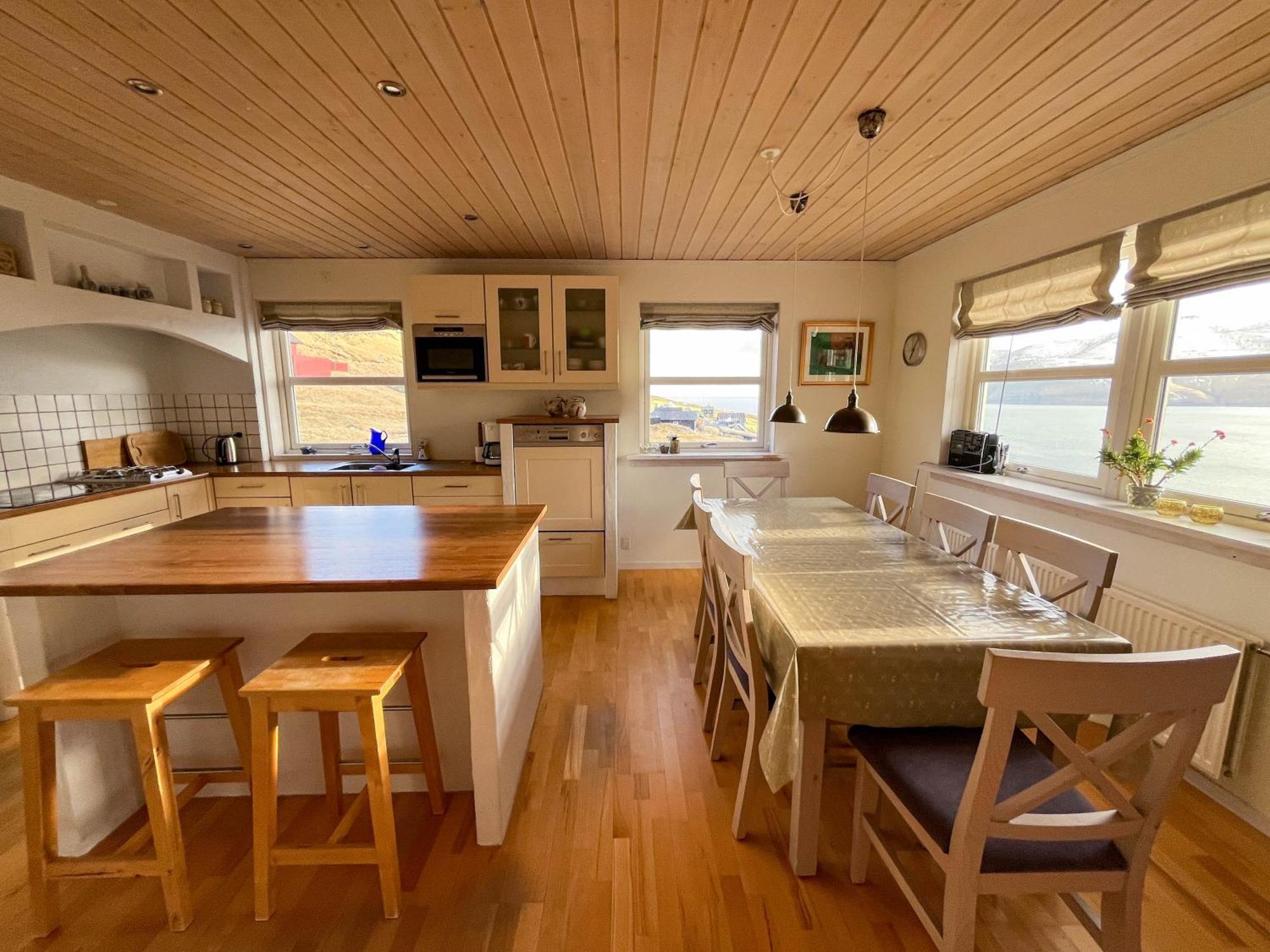 Sea & Mountain View 4 Bedroom Leynar Exterior photo